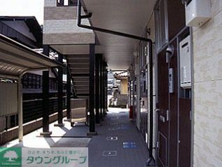 エントランス　設備・仕様は号室により異なる為、現況を優先致します。