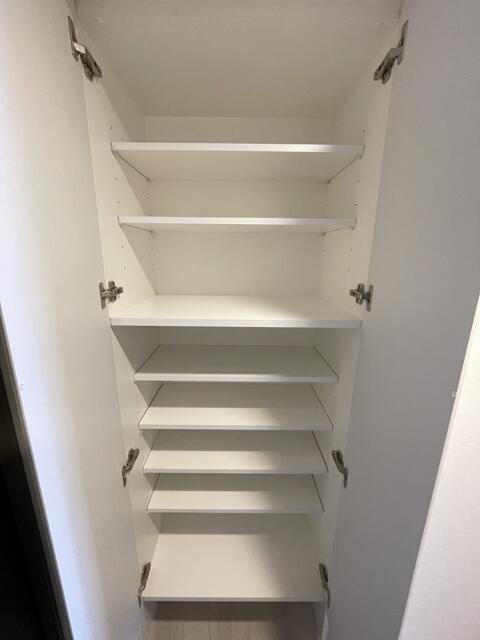 玄関　同物件別部屋写真