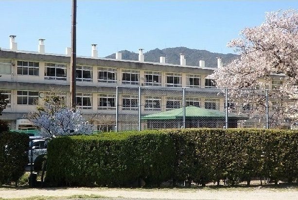 小学校　三入小学校（小学校）まで750m