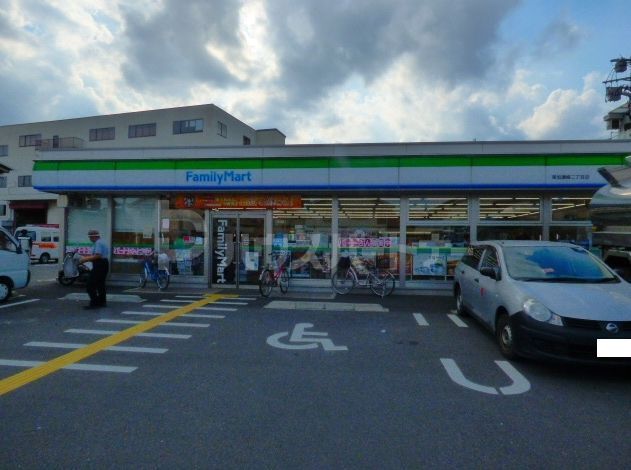 コンビニ　ファミリーマート草加瀬崎二丁目店（コンビニ）まで250m