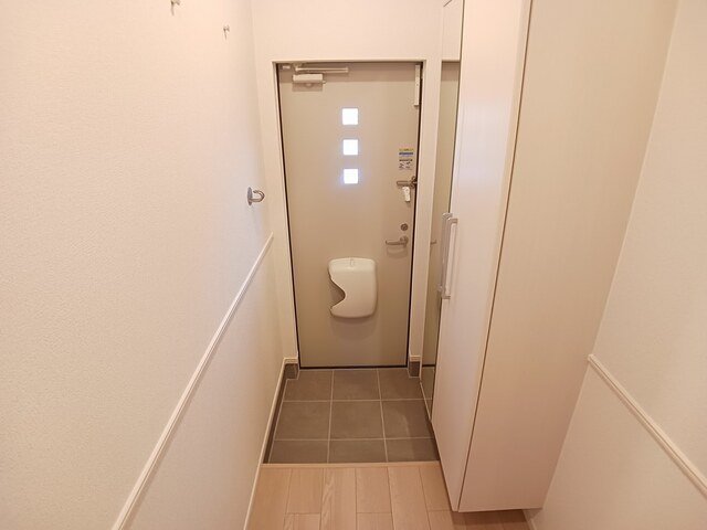 グランディール富雄南の玄関写真