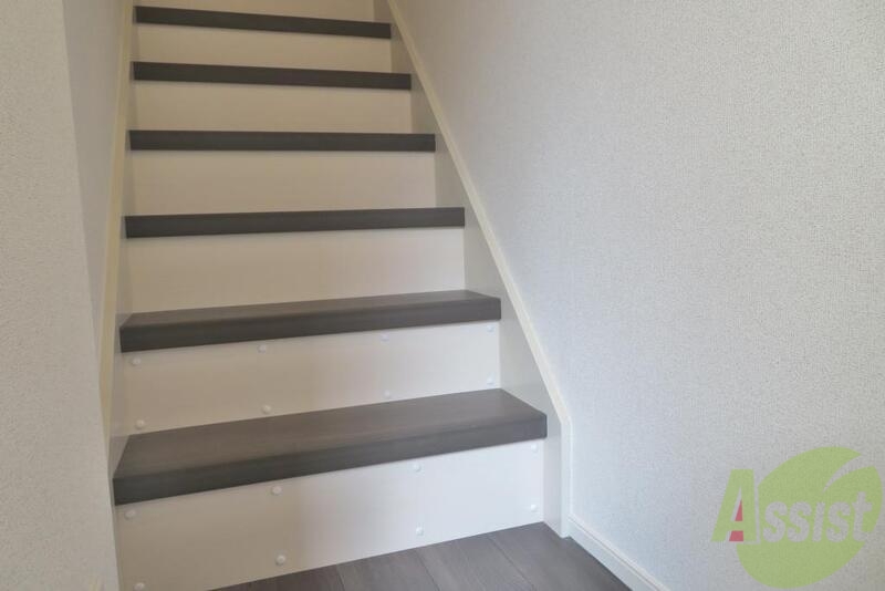玄関　玄関からはすぐ階段になっていてお部屋が見えないのはイイですね