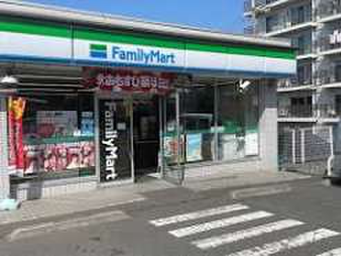 コンビニ　ファミリーマート 川崎有馬店（コンビニ）まで700m