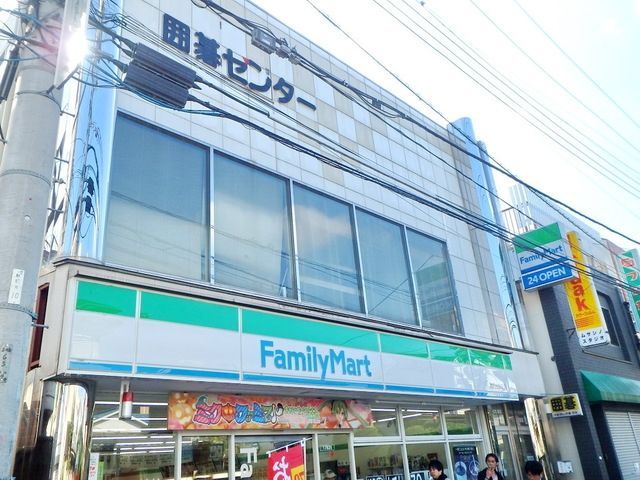 コンビニ　ファミリーマートトモニー鷹の台駅店（コンビニ）まで697m