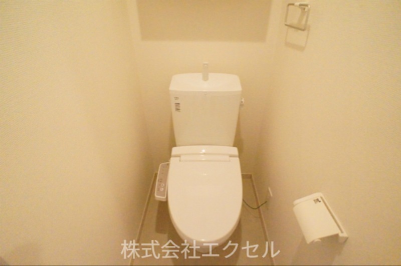 トイレ　温水洗浄便座付きです。