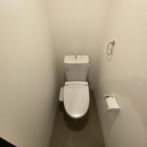 京阪本線 寝屋川市駅 徒歩10分 3階建 築6年のトイレ写真