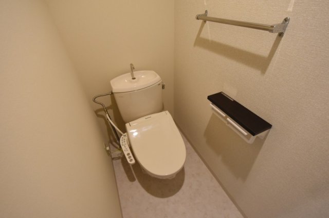 トイレ　温水洗浄便座付きのトイレです♪