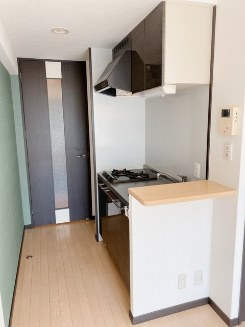 キッチン　シックなアクセントクロスでモダンなキッチンです★