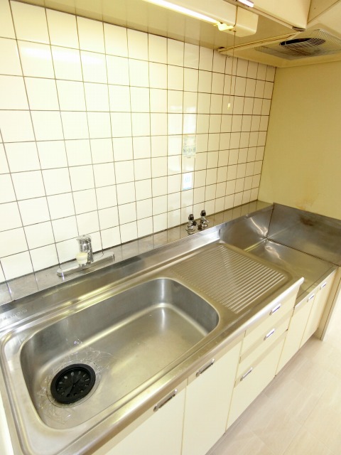 キッチン　イメージとして同建物他部屋を表示しています
