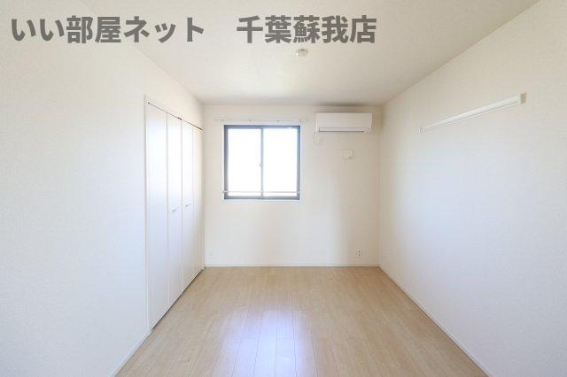 その他部屋・スペース　開放的な寝室です