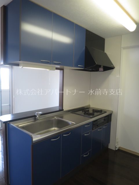 キッチン　3口のガスコンロが付いたシステムキッチンです！※イメージ