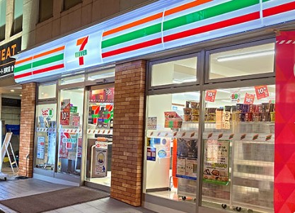 コンビニ　セブンイレブン 港区芝5丁目店（コンビニ）まで77m