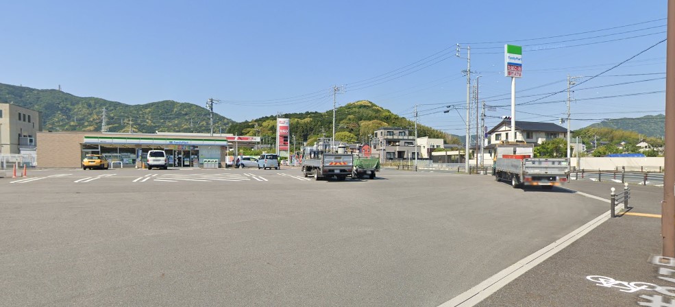 コンビニ　ファミリーマート蒲郡竹谷店（コンビニ）まで555m