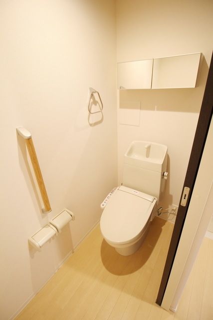 トイレ　同物件別部屋写真