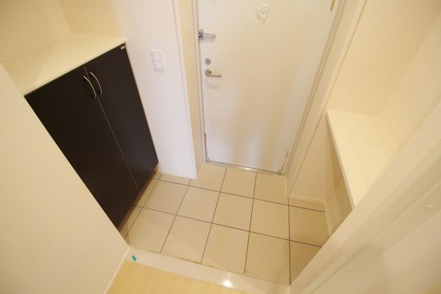 玄関　同物件別部屋写真