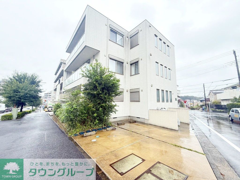 相鉄いずみ野線 緑園都市駅 徒歩9分 3階建 築8年の外観写真