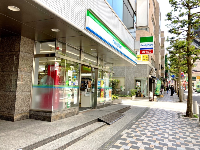 コンビニ　ファミリーマート中目黒駅前店（コンビニ）まで100m