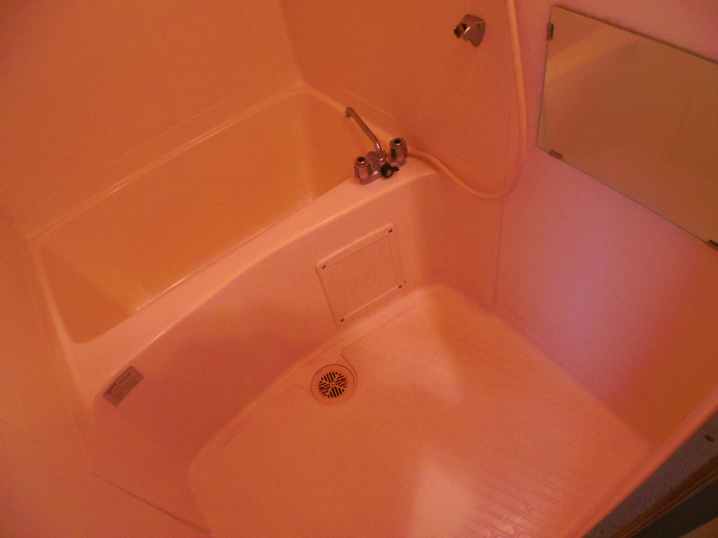 バス・シャワールーム　清潔感のあるお風呂
