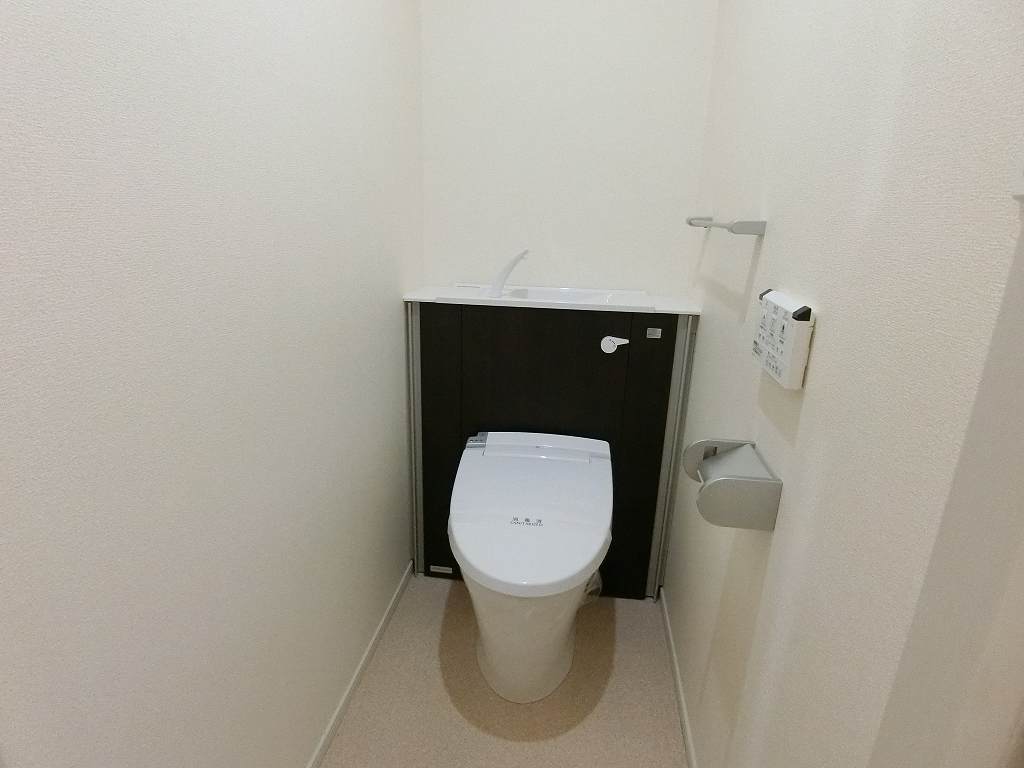 トイレ　タンクレストイレ・ウォシュレット完備