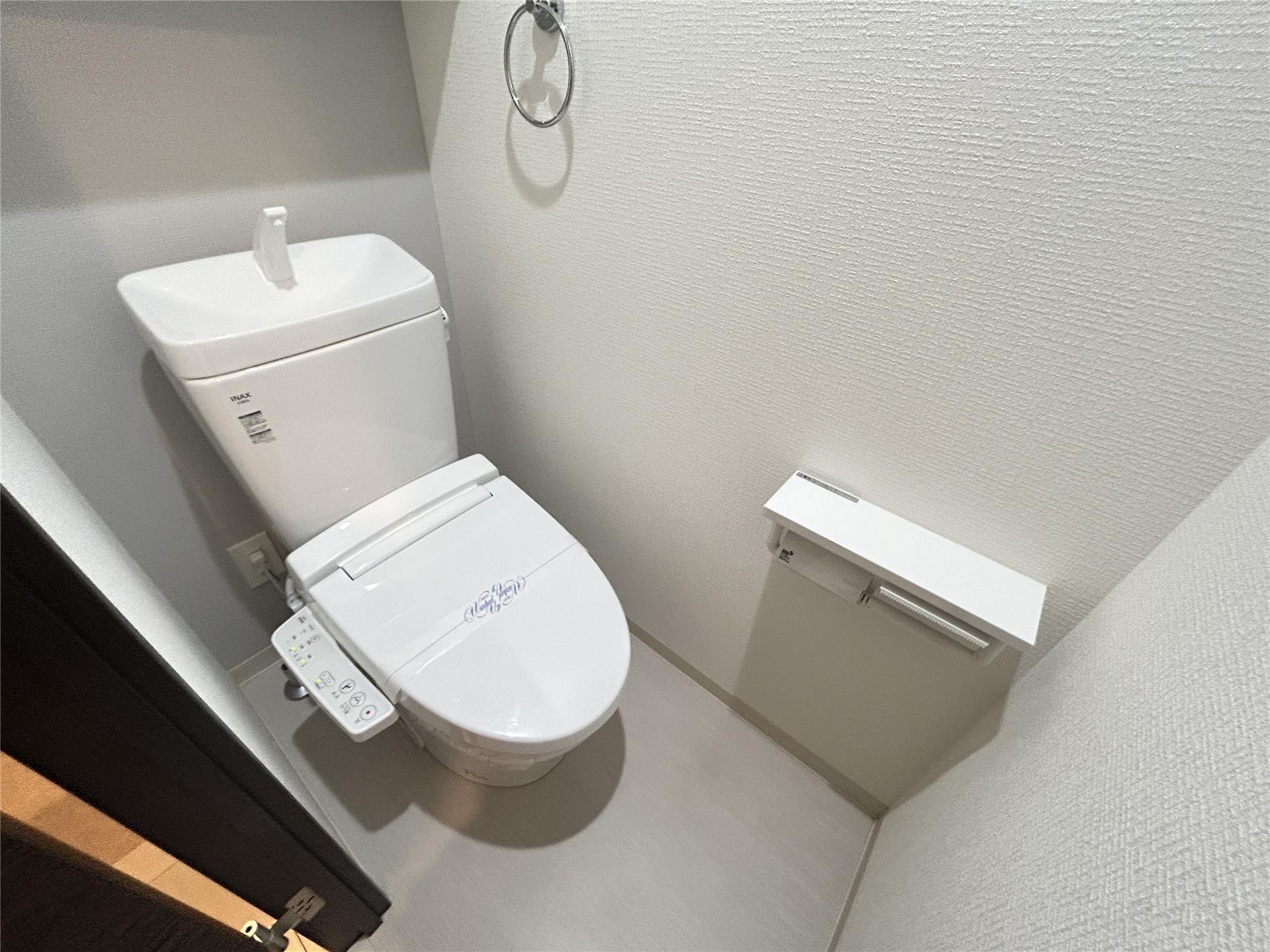 トイレ　棚付きのトイレです