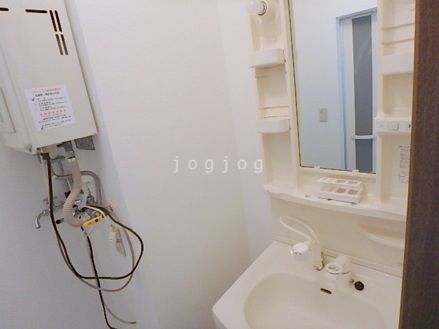 洗面設備　独立タイプ・小物も収納できます