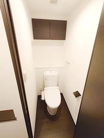 トイレ　落ち着いた色調のトイレです
