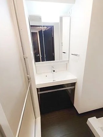洗面設備　明るい洗面所です