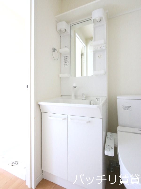 洗面設備　※実際はトイレと洗面台は別です。画像は同型イメージの為、現況