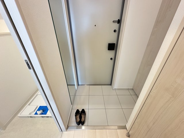 玄関　902号室のお部屋。同型タイプです。