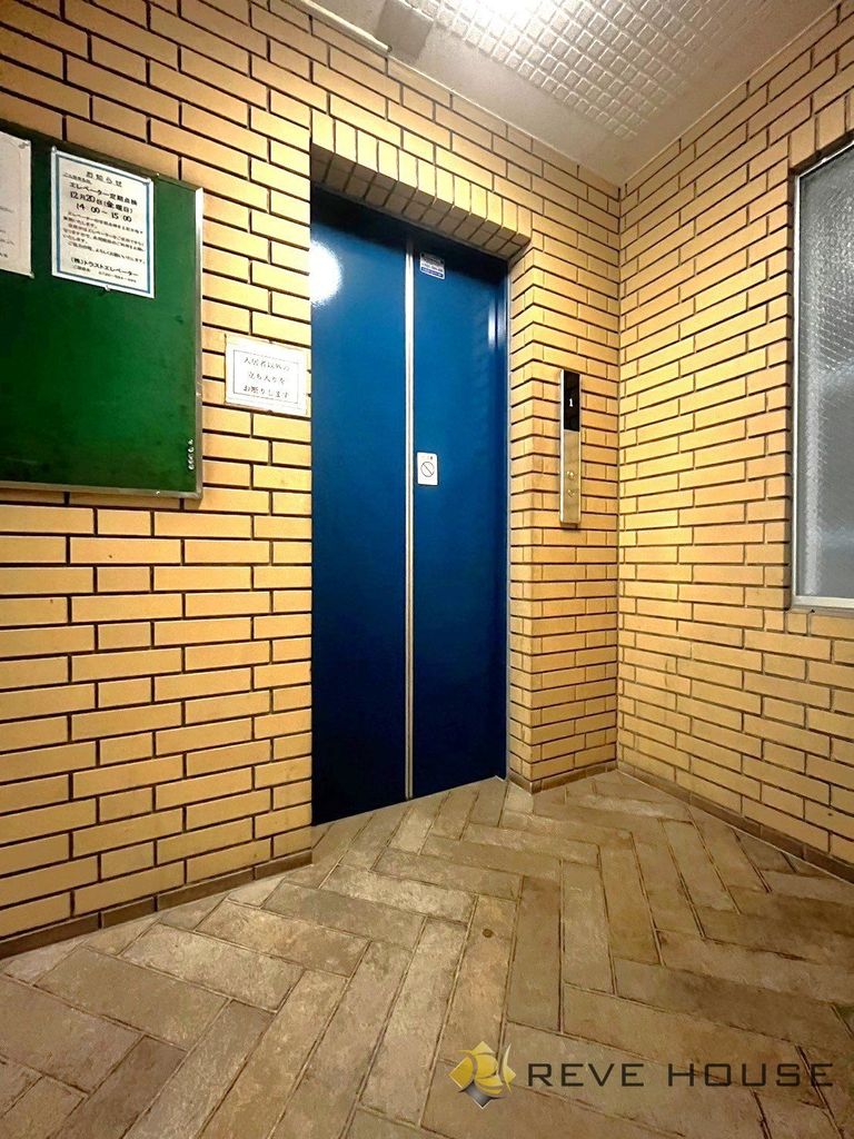 地下鉄空港線 赤坂駅 徒歩7分 7階建 築41年の外観写真