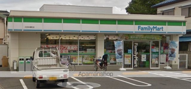 コンビニ　ファミリーマート萬正大宮本郷町店（コンビニ）まで725m