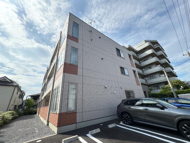 建物外観　３階建ての賃貸マンション