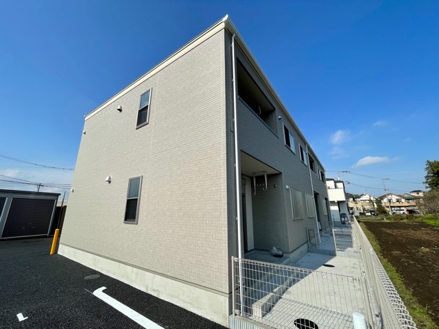 小田急線 町田駅 バス乗車時間：11分 最寄りバス停で下車 徒歩5分 築5年