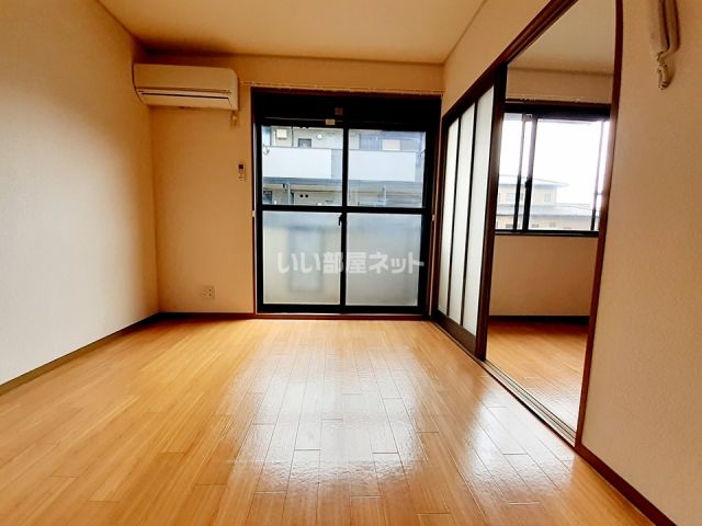 ルミエール Aの居間写真