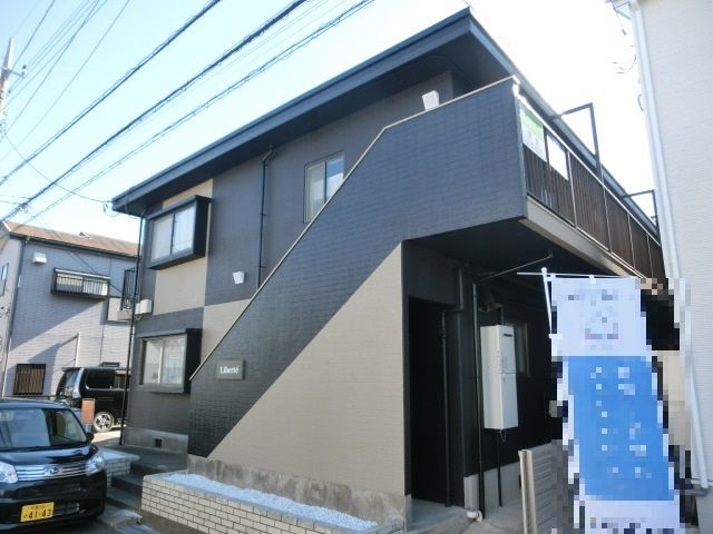 建物外観　前面駐車場で日当り良好です。