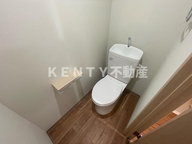 トイレ　落ち着いた色調のトイレです