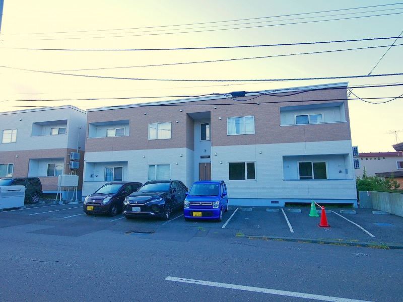 建物外観　閑静な住宅地に建つお部屋です♪