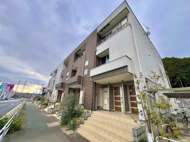 建物外観　エアコン２台や３口コンロのアイランドキッチンが付いています☆