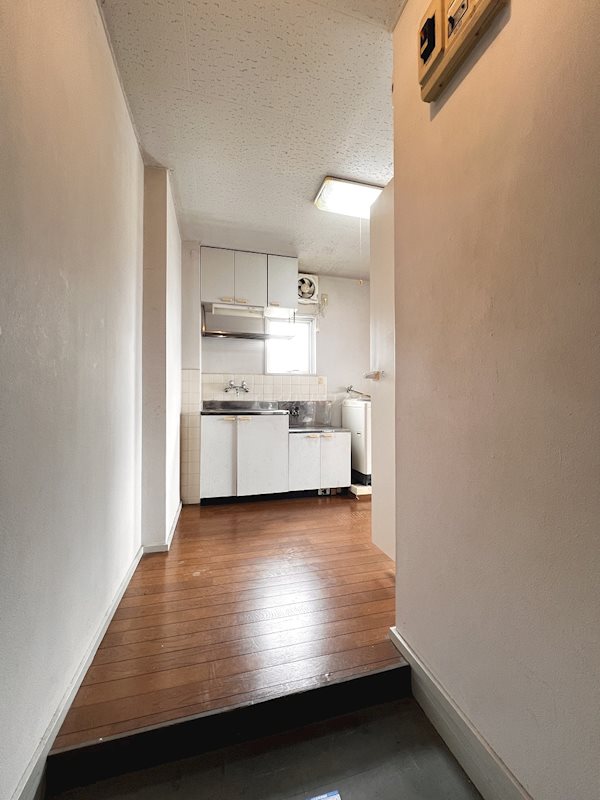 玄関　退去予定のため別部屋写真使用