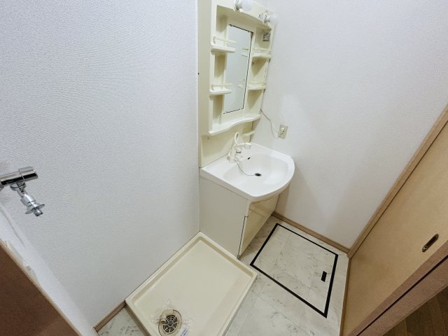洗面設備　明るい洗面所です