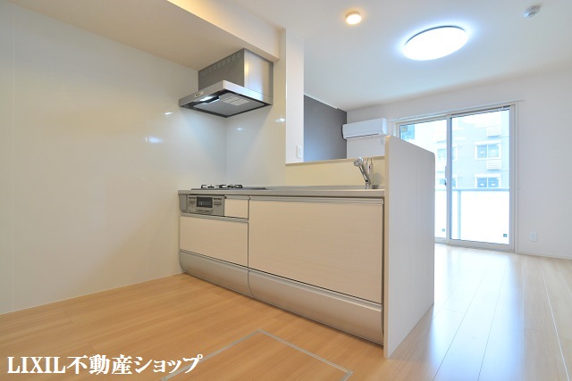キッチン　３口グリル付の対面式システムキッチです。