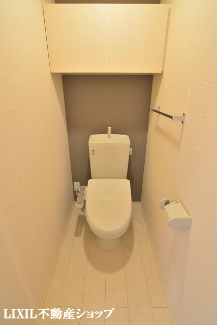 トイレ　上部に収納のある温水洗浄便座付のトイレです。