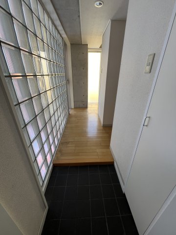 玄関　※写真は同じマンションの違う部屋のものになります。