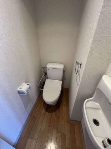トイレ　※写真は同じマンションの違う部屋のものになります。