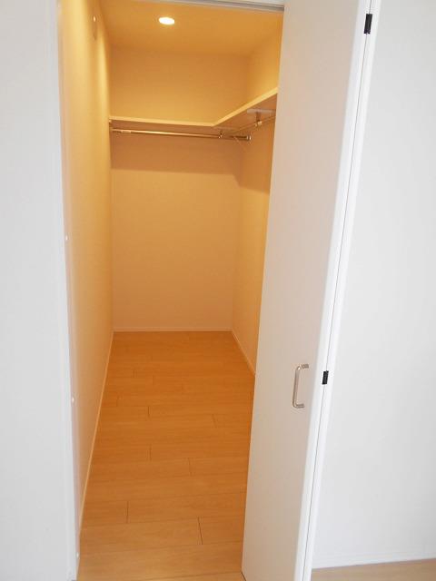 収納　奥行きのあるウォークインクローゼットです
