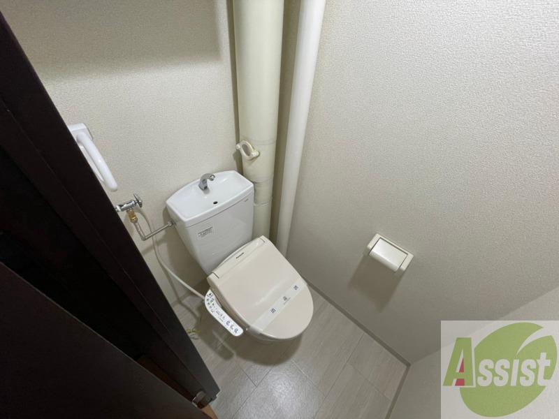トイレ　トイレです。タオル掛けもついて便利ですね