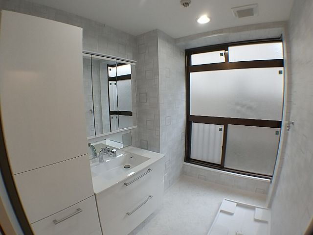 洗面設備　明るい洗面スペース