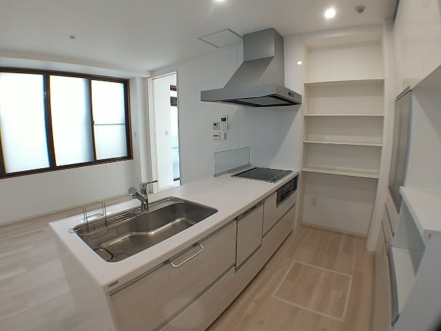 キッチン　対面キッチン、IH3口コンロ