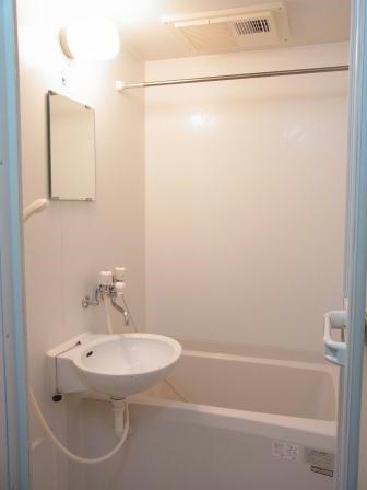 バス・シャワールーム　雨の日に便利な浴室乾燥機・物干し竿付き