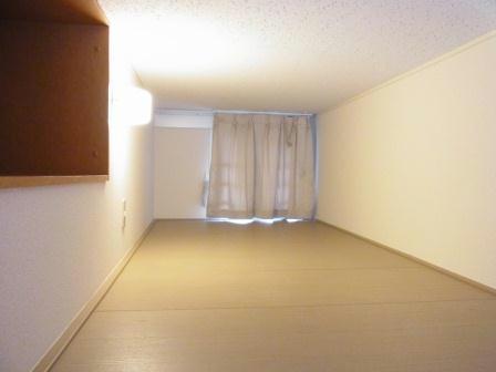 その他　広々としたロフトです。収納も付いています。